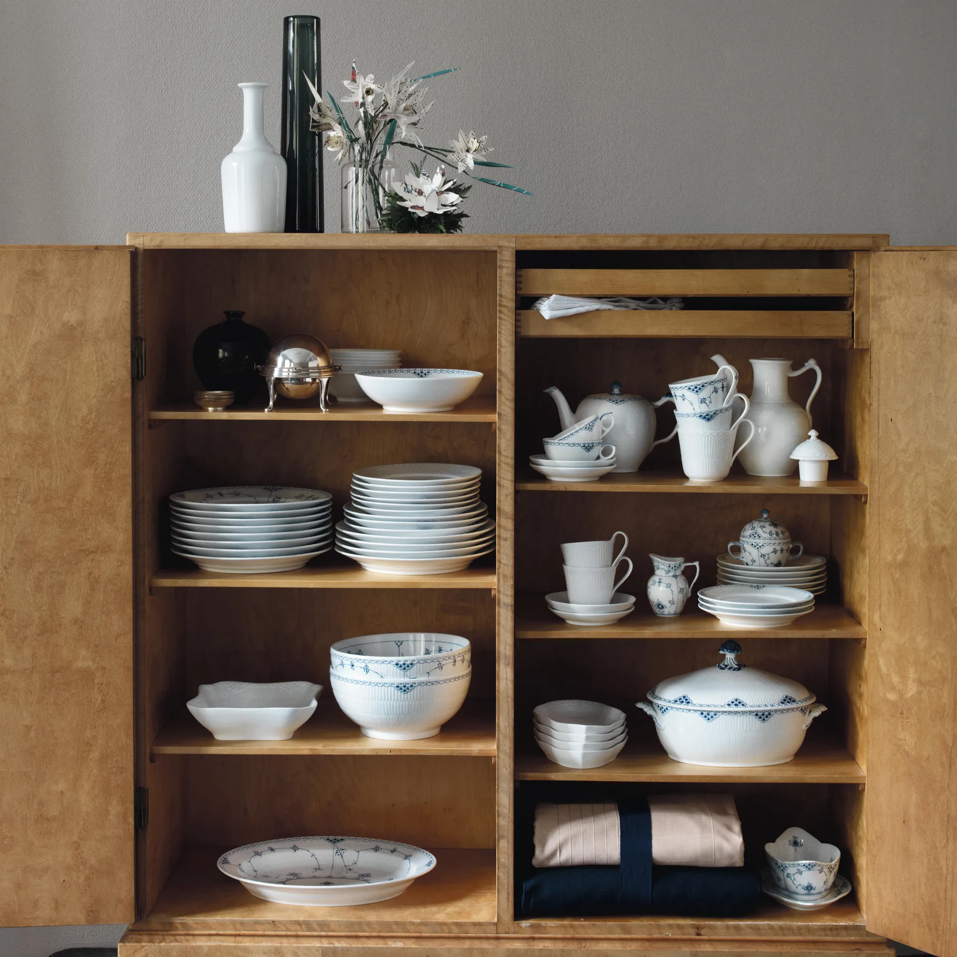 White Fluted Half Lace kopp med högt handtag, 33 cl Royal Copenhagen