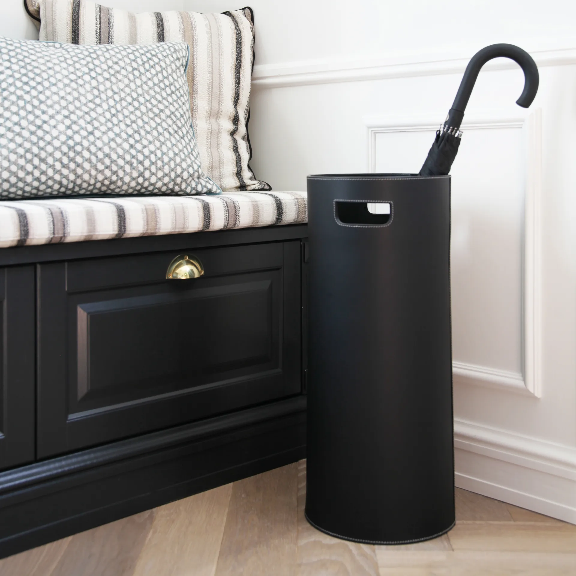 Ørskov paraplyställ, svart med vita stygn Ørskov