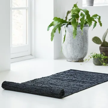 Leather matta 75x300 cm - black (svart) - Rug Solid