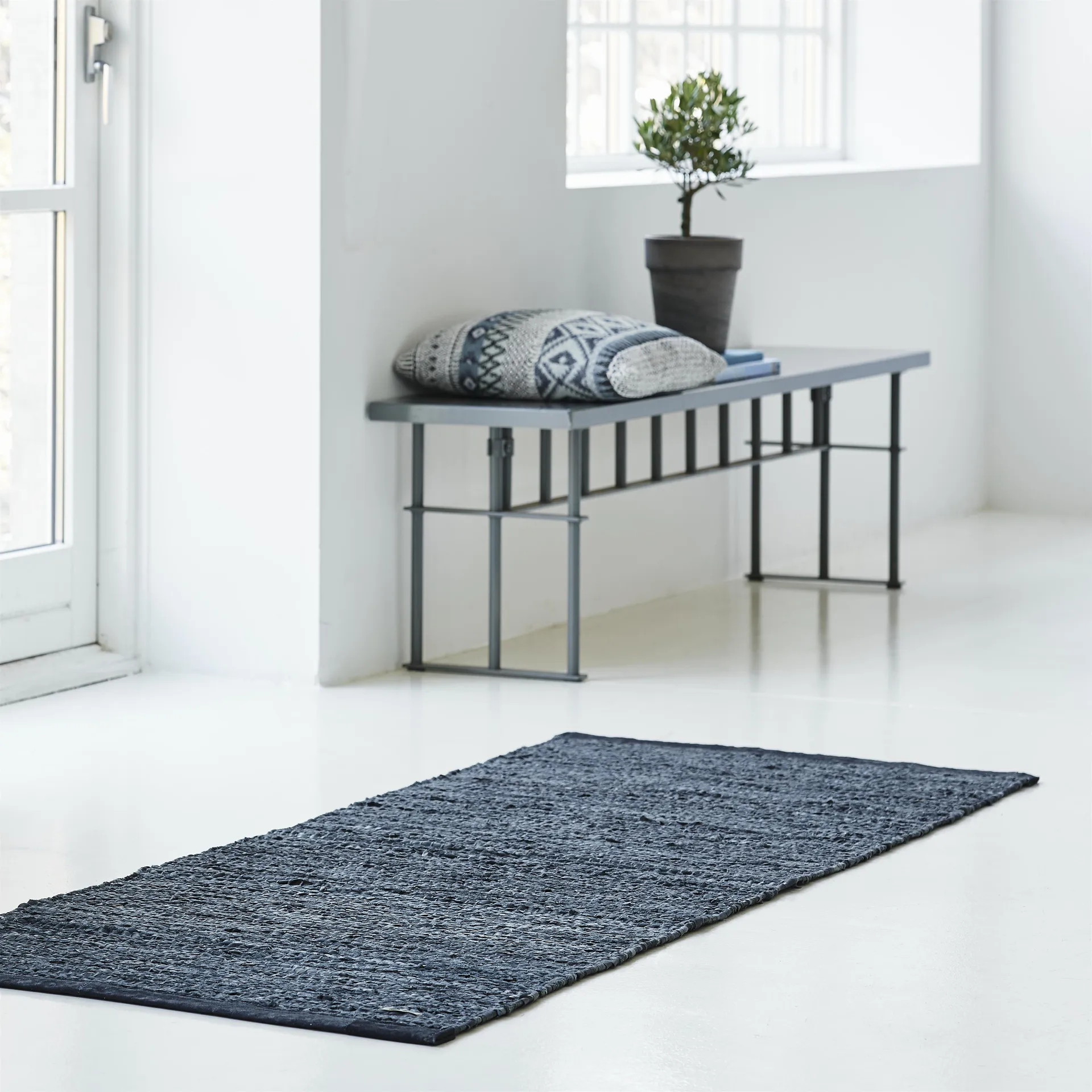 Leather matta 75x300 cm, dark grey (mörkgrå) Rug Solid