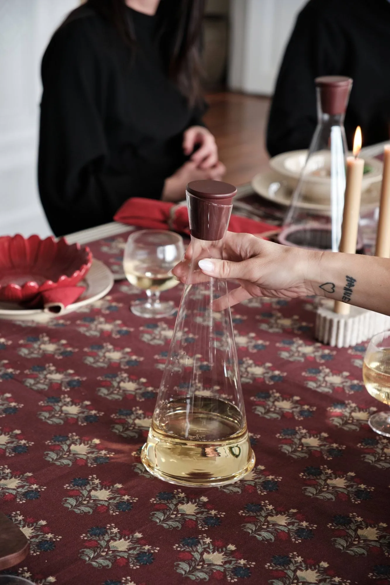 Gurken karaff, Klar-mörkröd, 1,2 L Sagaform