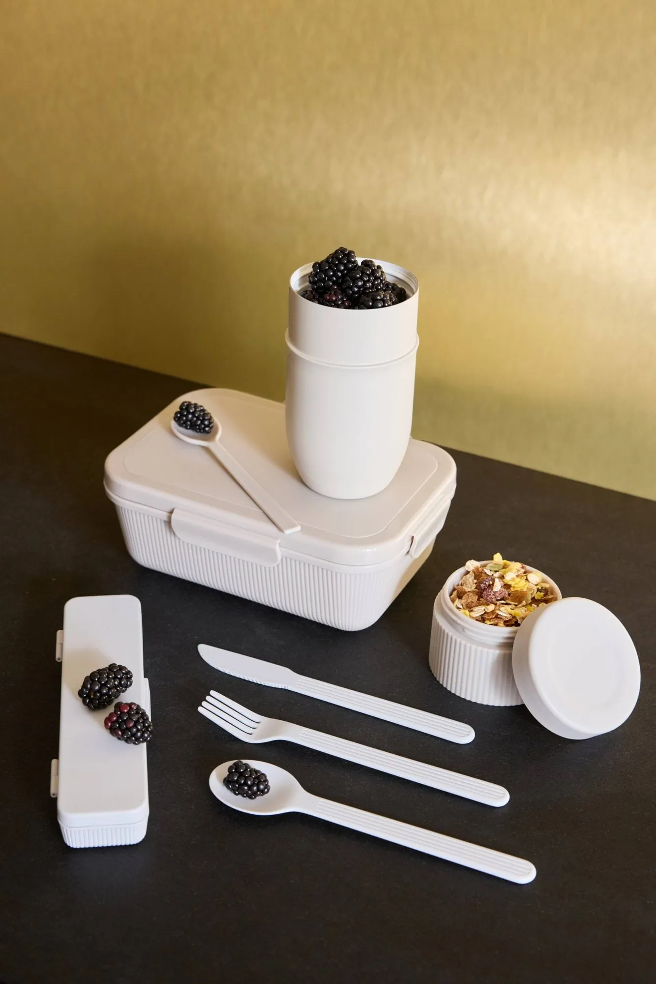 Ted mattermos yoghurtmugg med sked, Beige Pantone Warm gray 3C, 32 cl Sagaform
