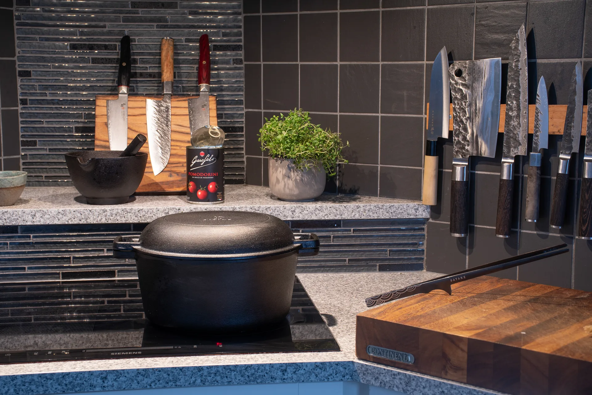 Gjutjärngryta med steklock, Ø26 cm Satake