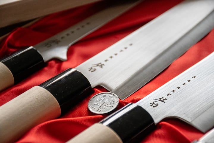 Knivset i balsabox 22x38 cm - 4 delar - Satake