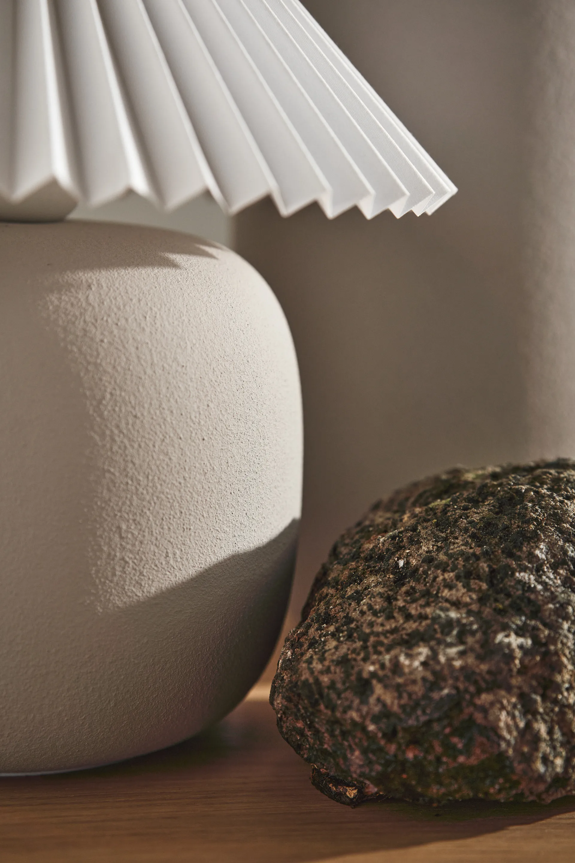 Boulder bordslampa 29 cm beige-pleated white,  Scandi Living