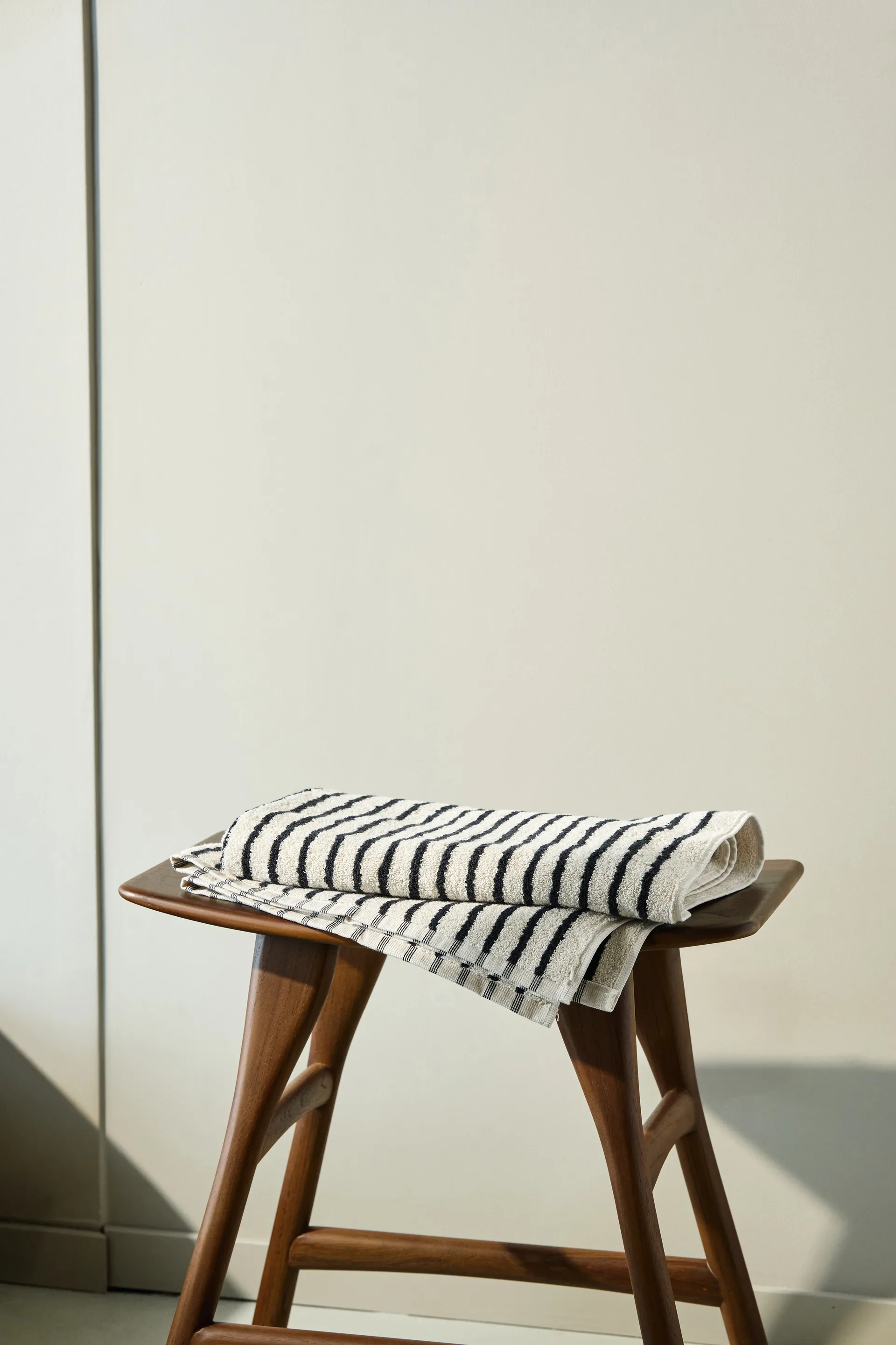 Drift badhandduk 70x140 cm, Vit-svart Scandi Living