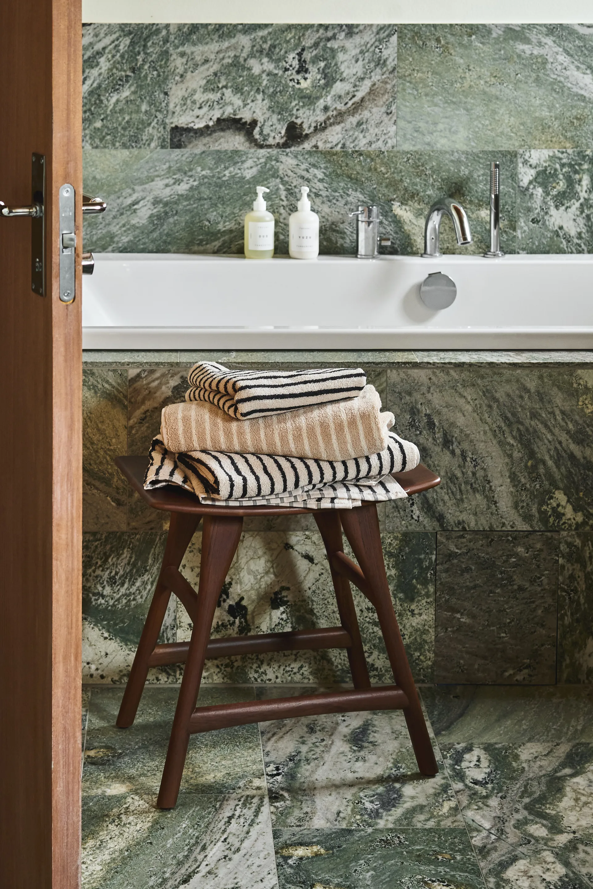 Drift badhandduk 70x140 cm, Vit-svart Scandi Living