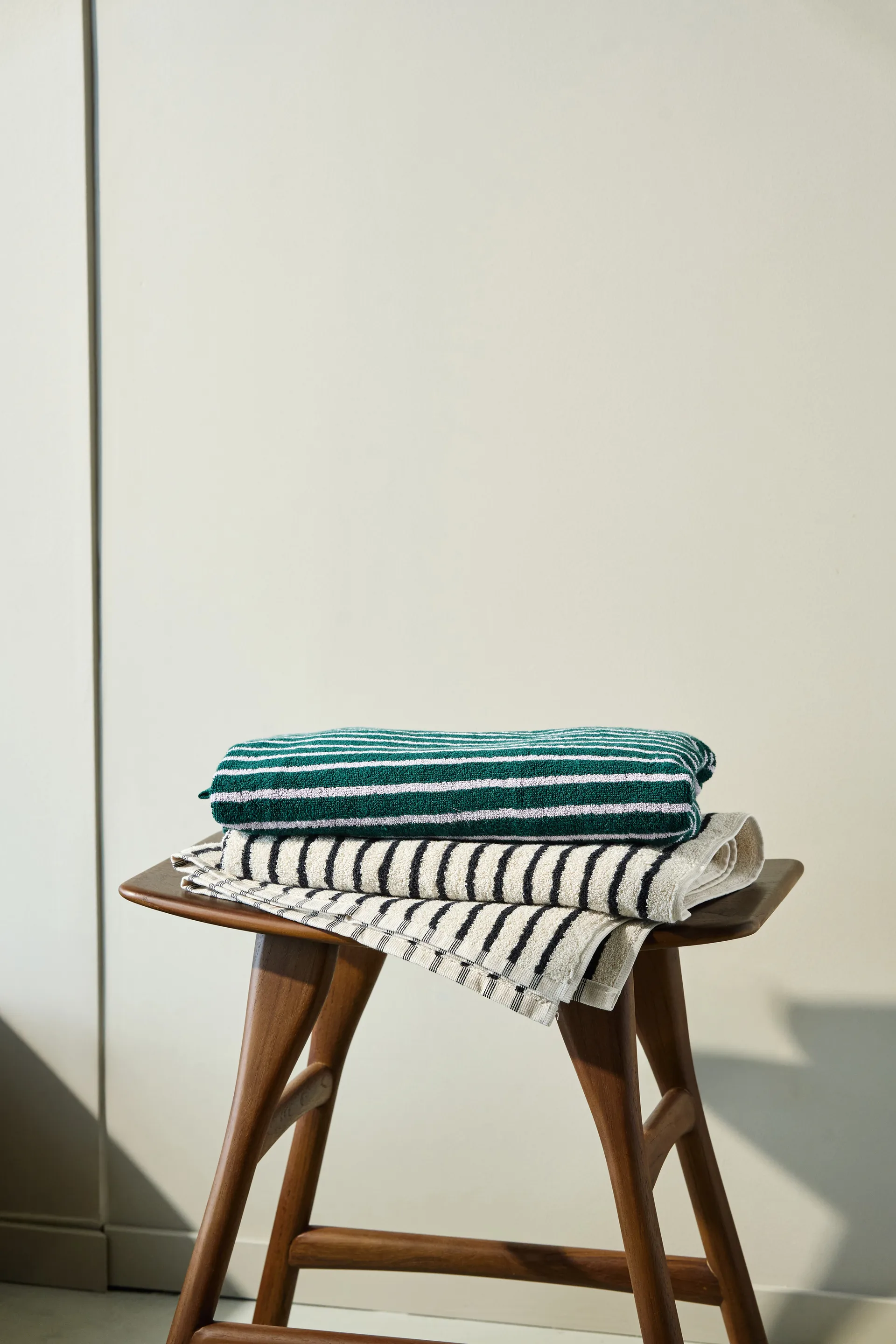 Drift badhandduk 70x140 cm, Vit-svart Scandi Living