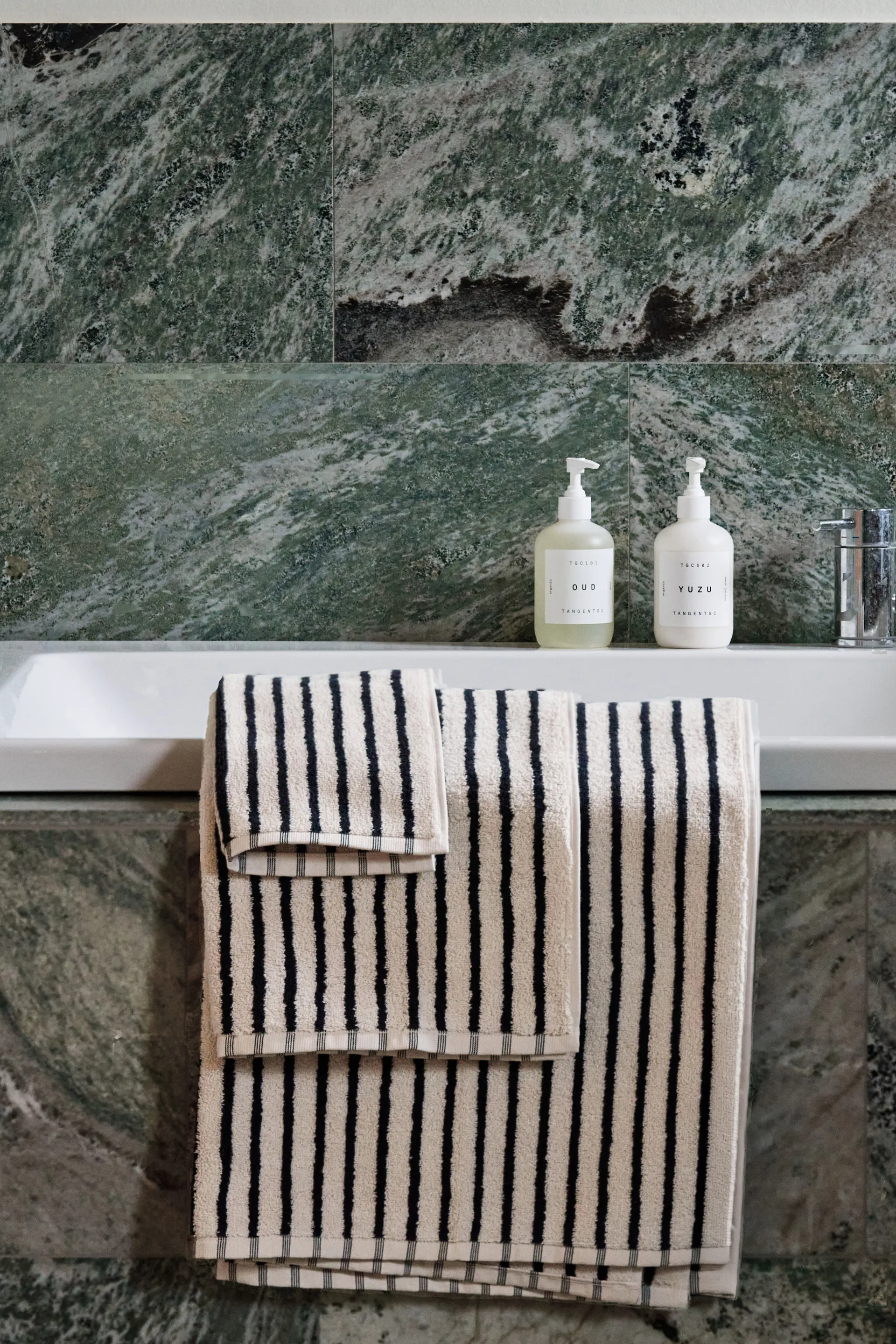 Drift badhandduk 70x140 cm, Vit-svart Scandi Living