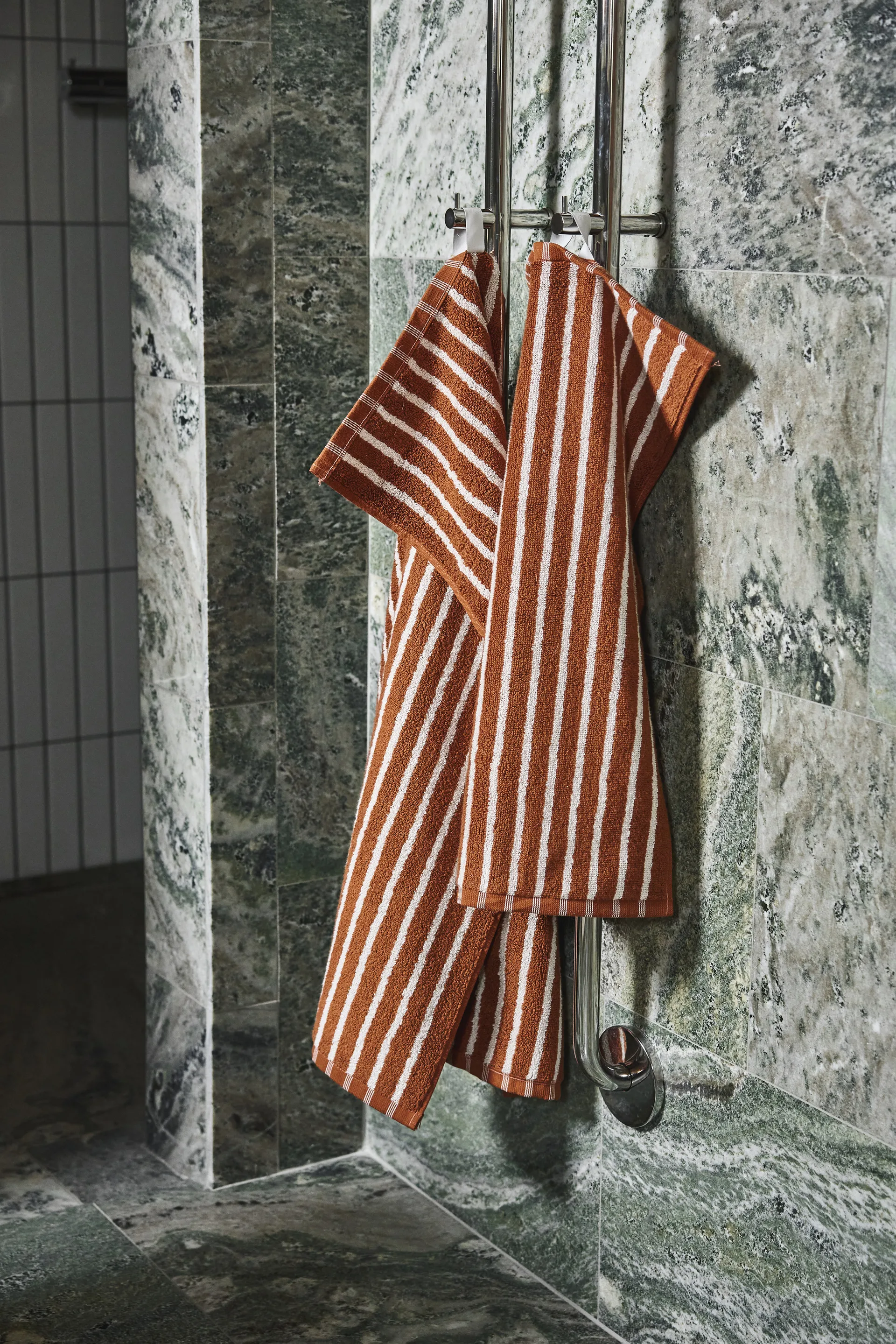 Drift handduk 50x70 cm, Brun-vit Scandi Living
