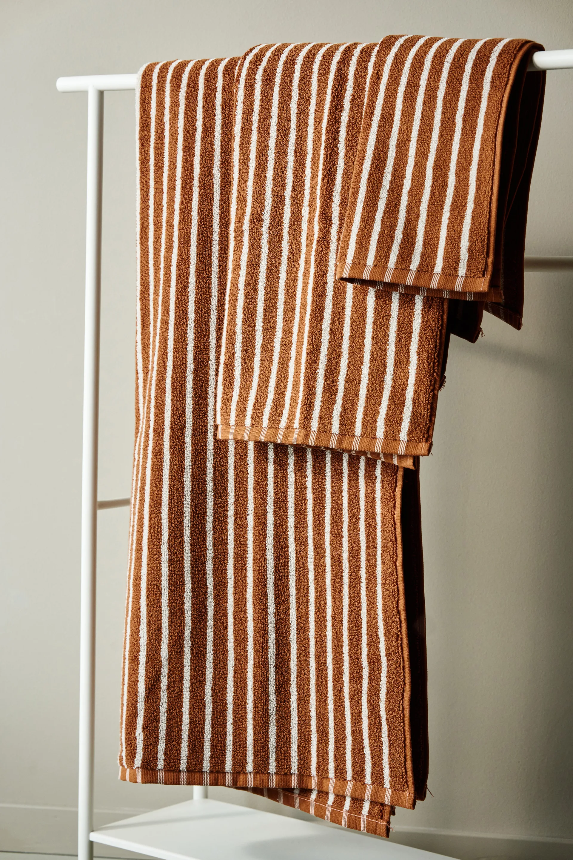Drift handduk 50x70 cm, Brun-vit Scandi Living