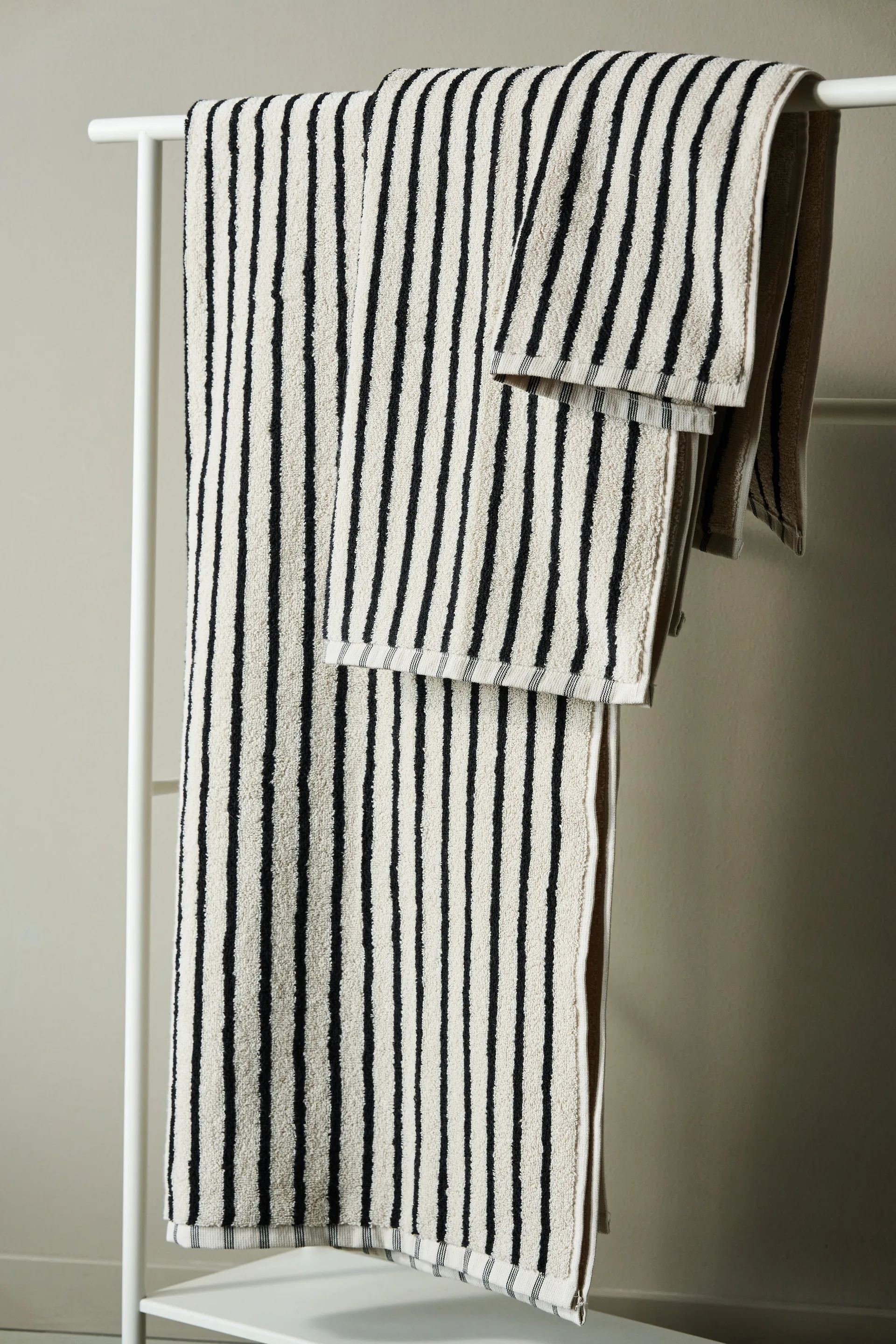 Drift handduk 50x70 cm, Vit-svart Scandi Living