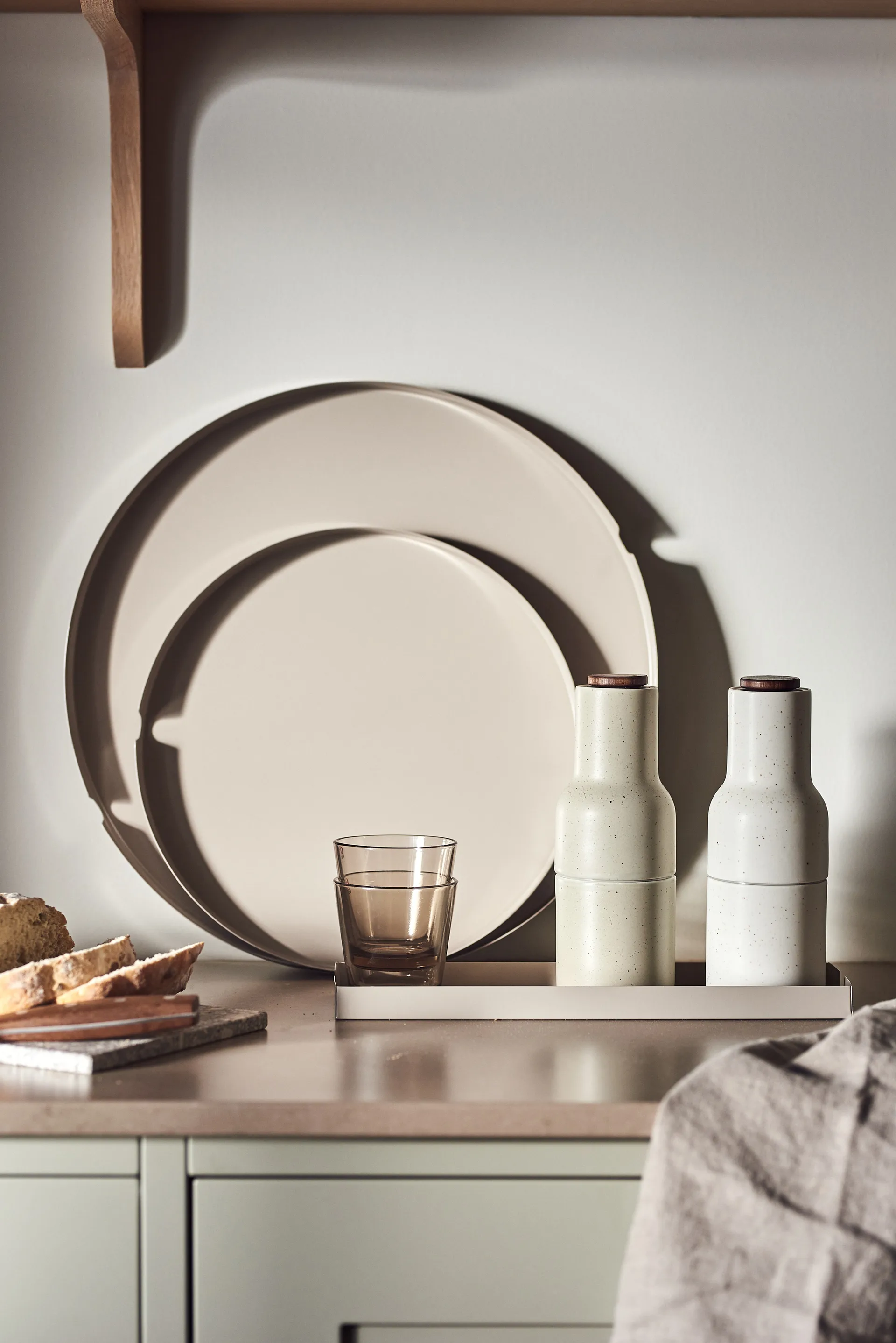 Edgy bricka Ø30 cm, Greige Scandi Living