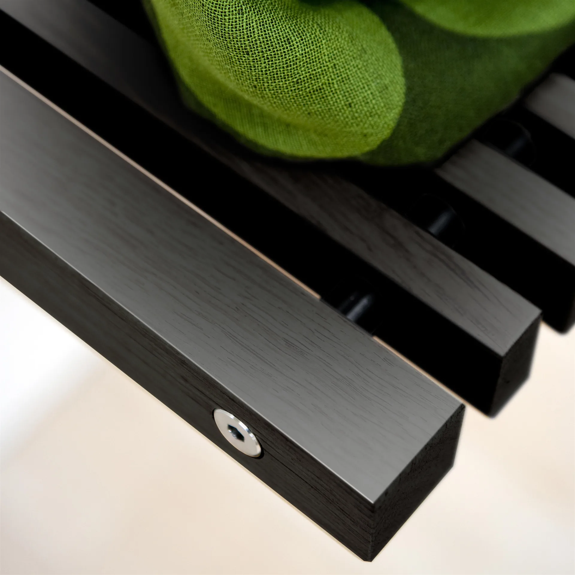 Cutter väggstol, Svartlackerad ek Skagerak