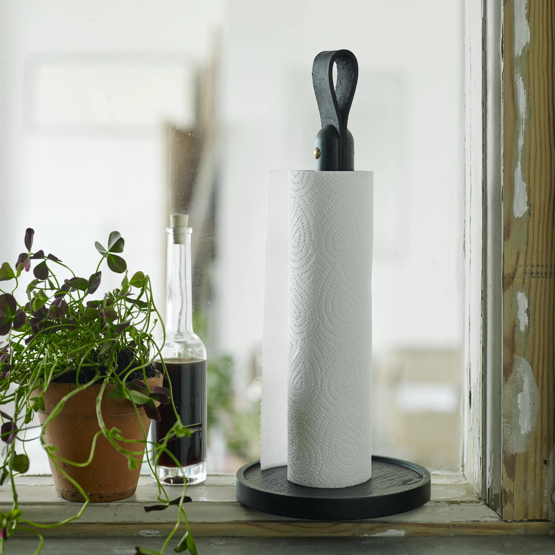 Norr pappersrullehållare, svarlaserad ek Skagerak