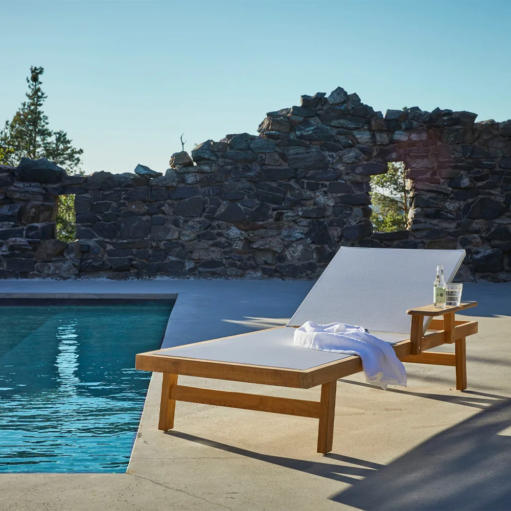 Djurö solsäng, Batyline white, teak Skargaarden