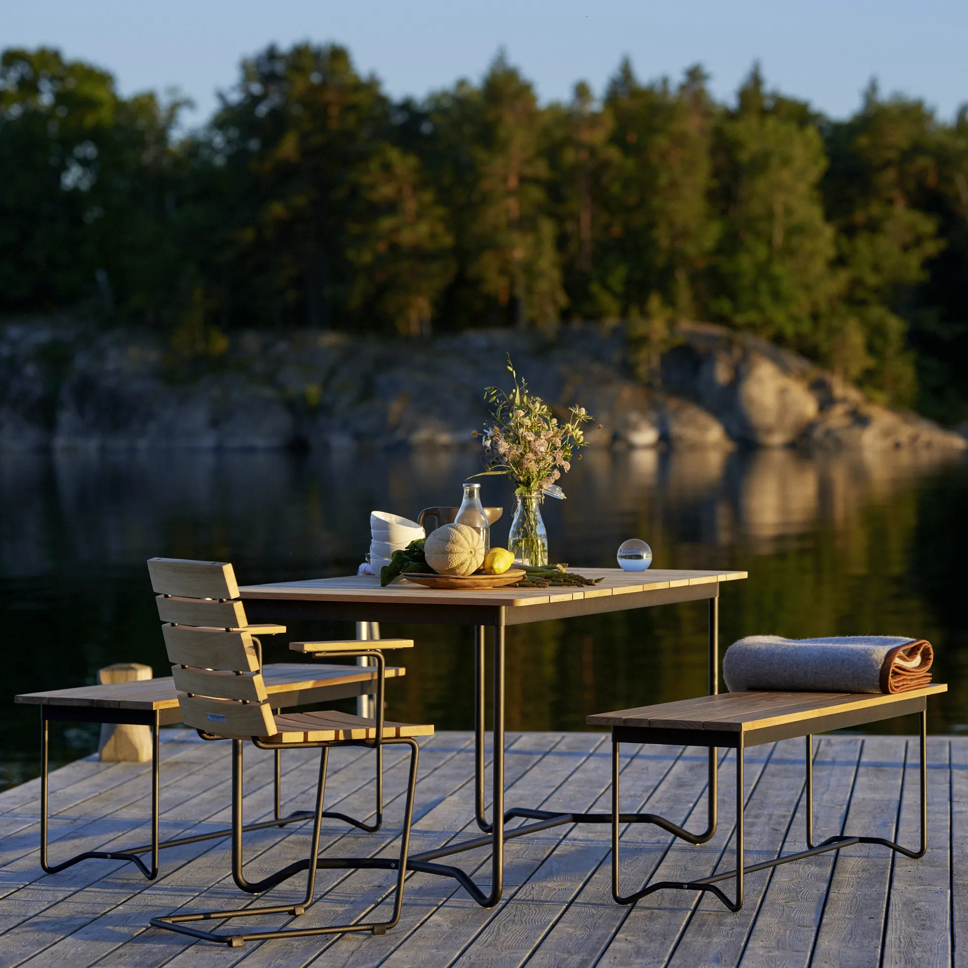 Grinda bord, Teak, medium, svart stativ Skargaarden