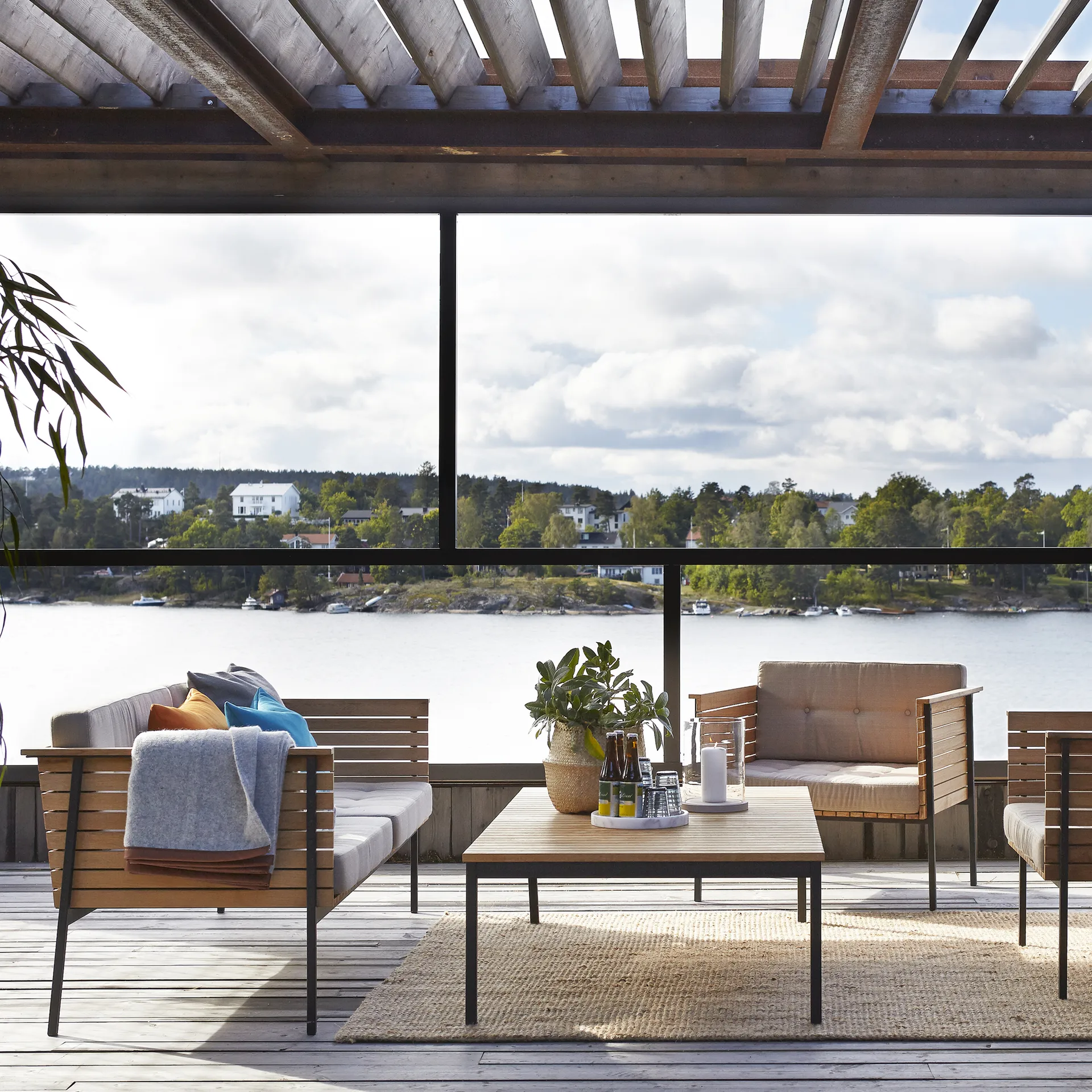 Häringe soffbord, Teak, large, svart stålstativ Skargaarden