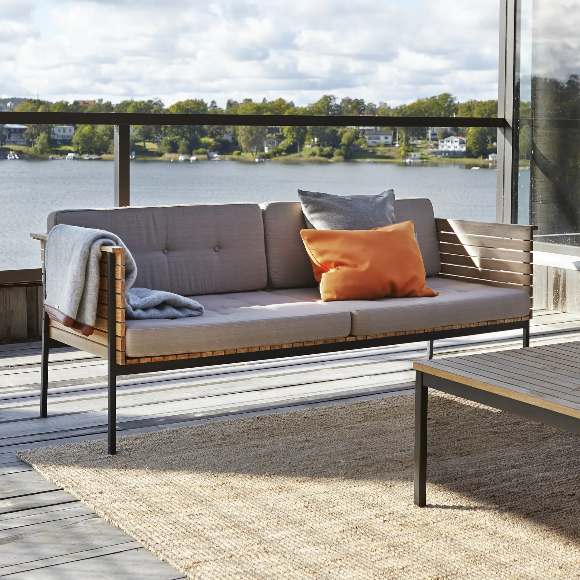 Häringe soffbord, Teak, small, svart stålstativ Skargaarden