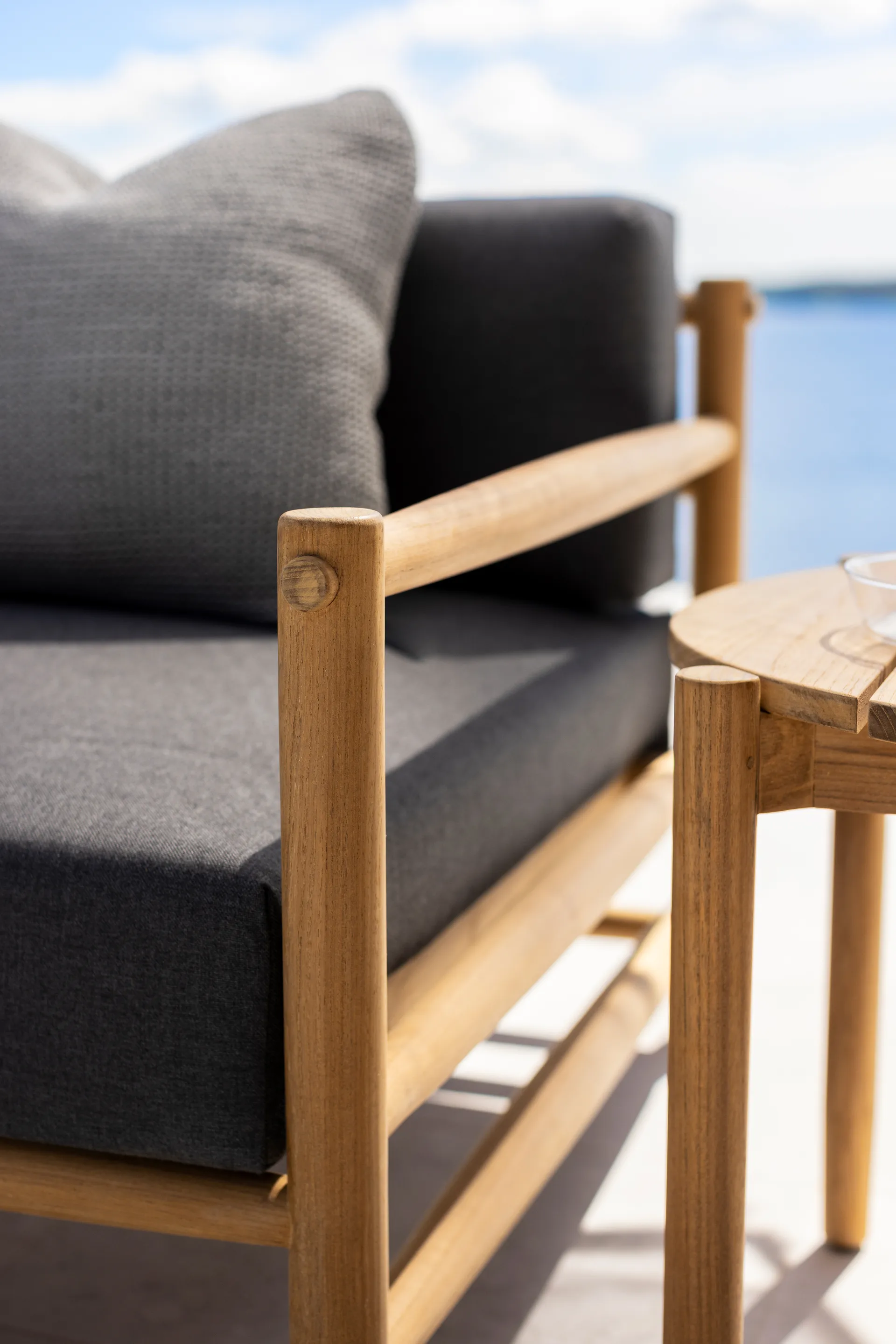 Saltholm loungefåtölj teak-gråbrun dyna,  Skargaarden