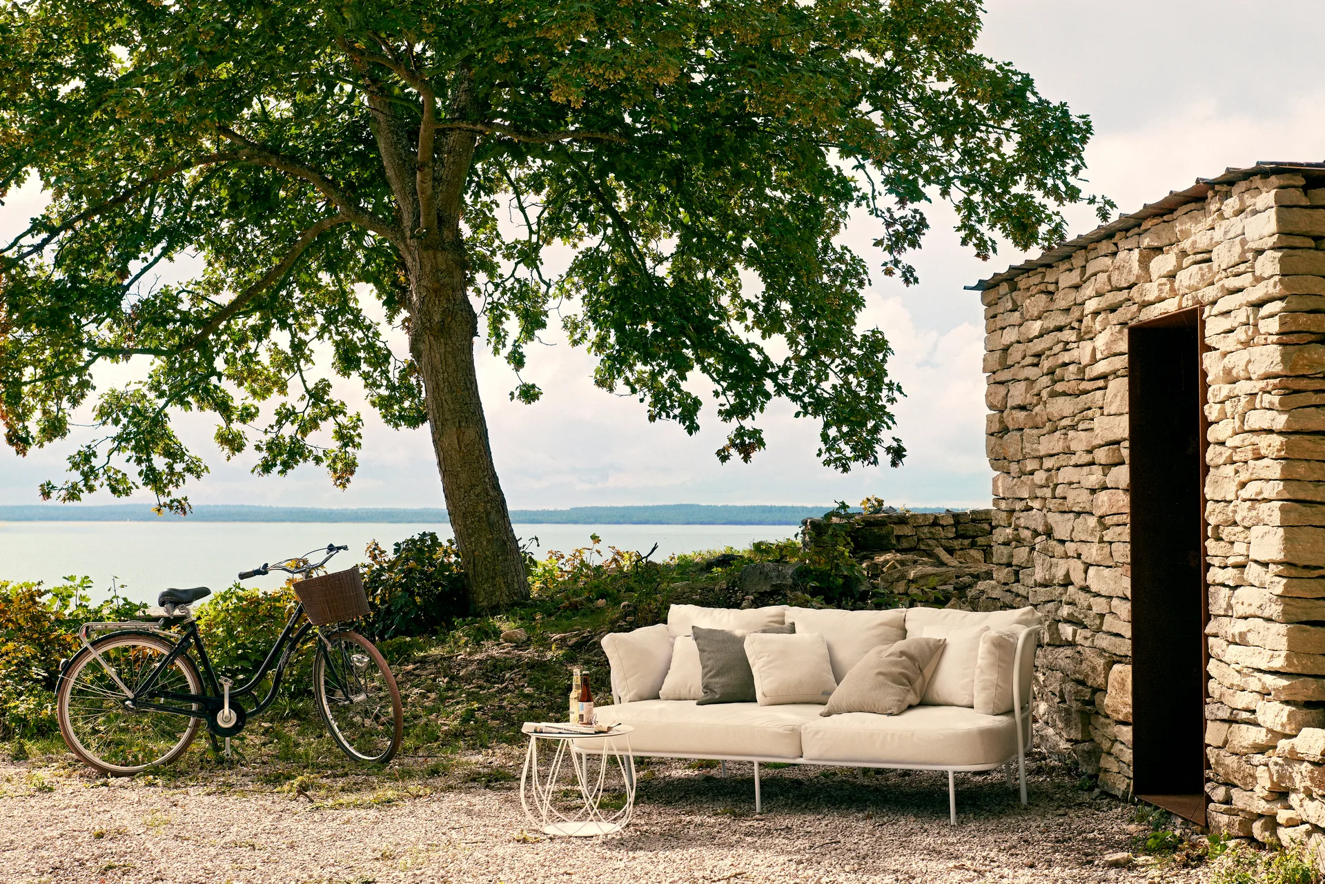 Saltö soffa, Sunbrella silver grey, charcoal grey aluminiumram Skargaarden