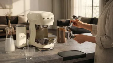 Smeg 50's Style espressomaskin med mjölkskummare - Creme - Smeg