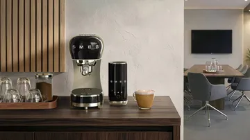 Smeg 50's Style espressomaskin med mjölkskummare - Svart - Smeg