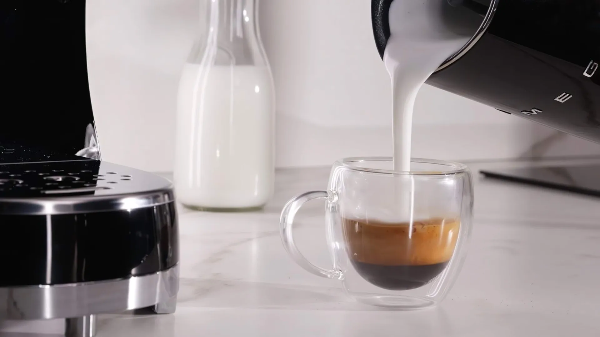 Smeg 50's Style espressomaskin med mjölkskummare, Svart Smeg