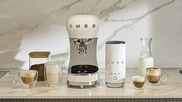 Smeg 50's Style espressomaskin med mjölkskummare - Vit - Smeg