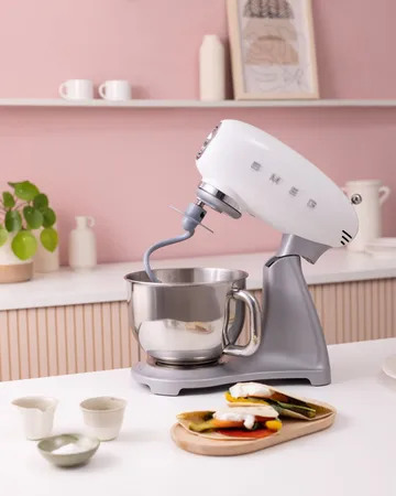 Smeg 50's Style köksmaskin 4,8 L - Vit-silver 800 w - Smeg