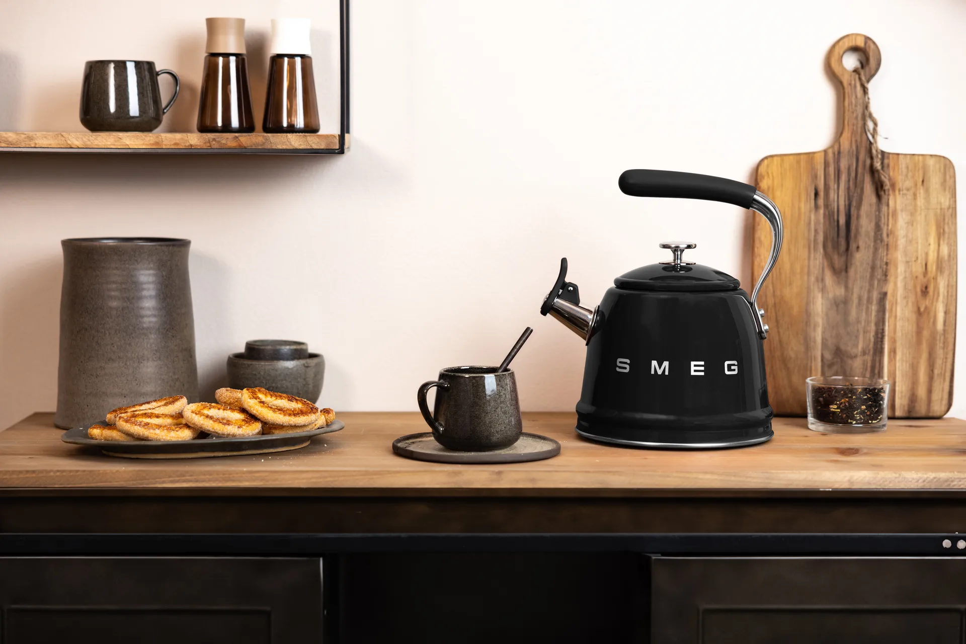 Smeg 50's Style vattenkittel med vissla, Black Smeg