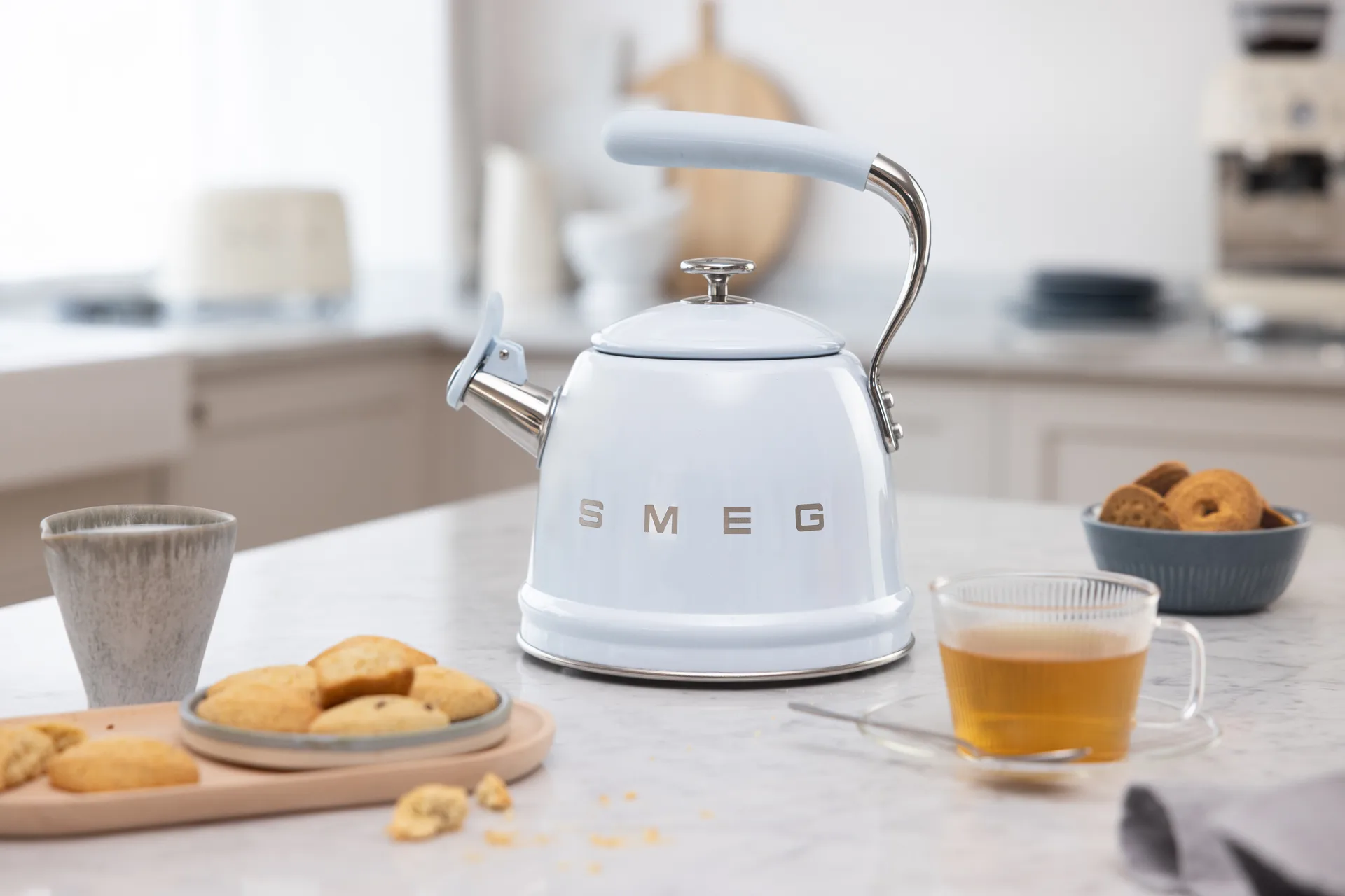 Smeg 50's Style vattenkittel med vissla, Pastell blue Smeg