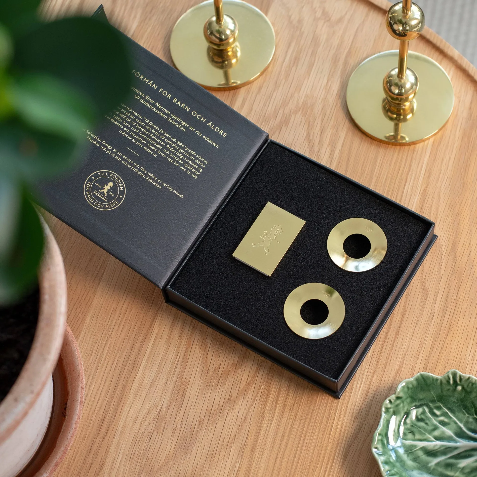 Solstickan jubileumsbox, 1 st tändsticksask, 2 st ljusmanschetter, mässing Solstickan Design