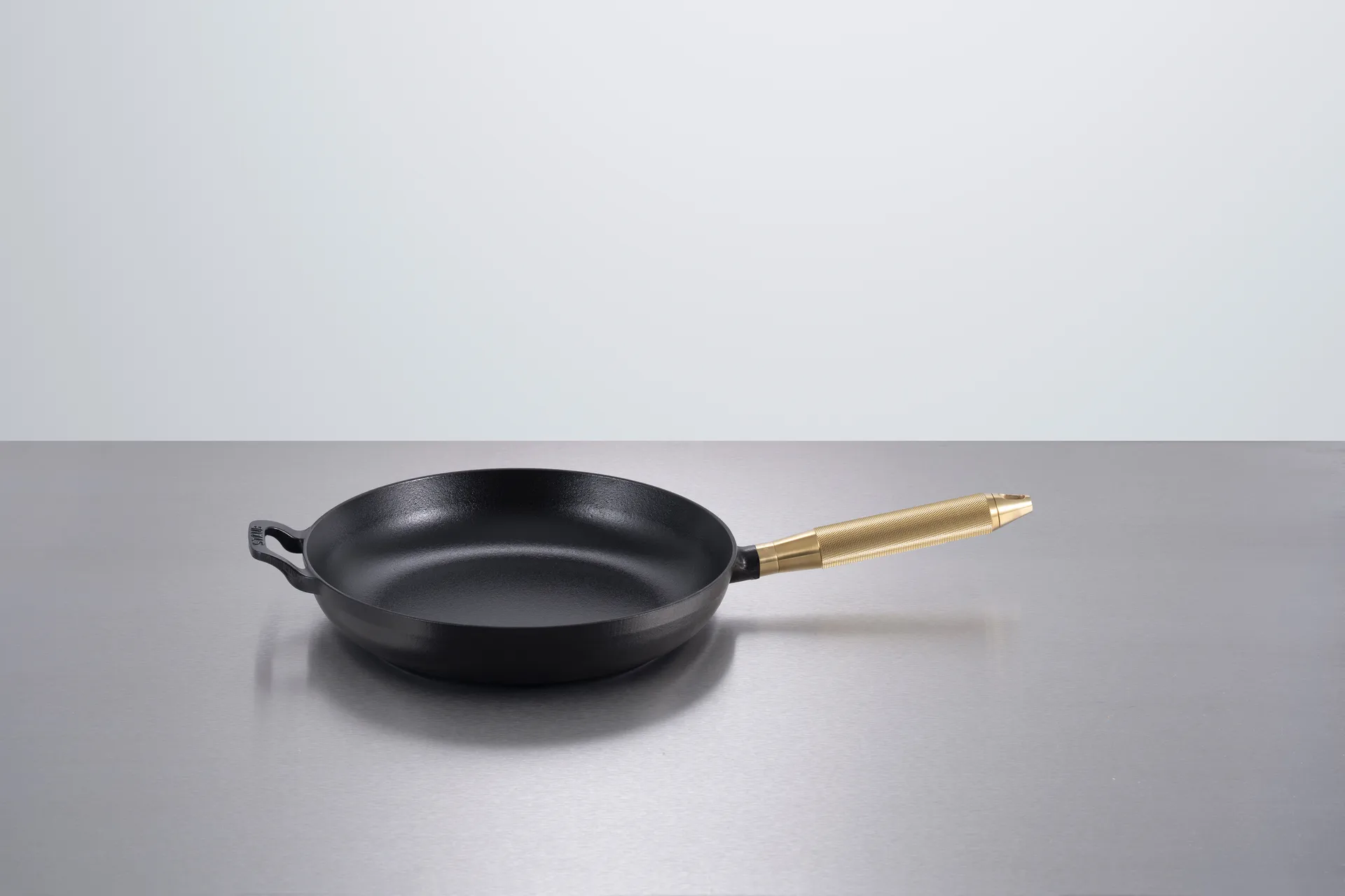 Buster & Punch stekpanna gjutjärn svart Ø28 cm, Mässinghandtag STAUB