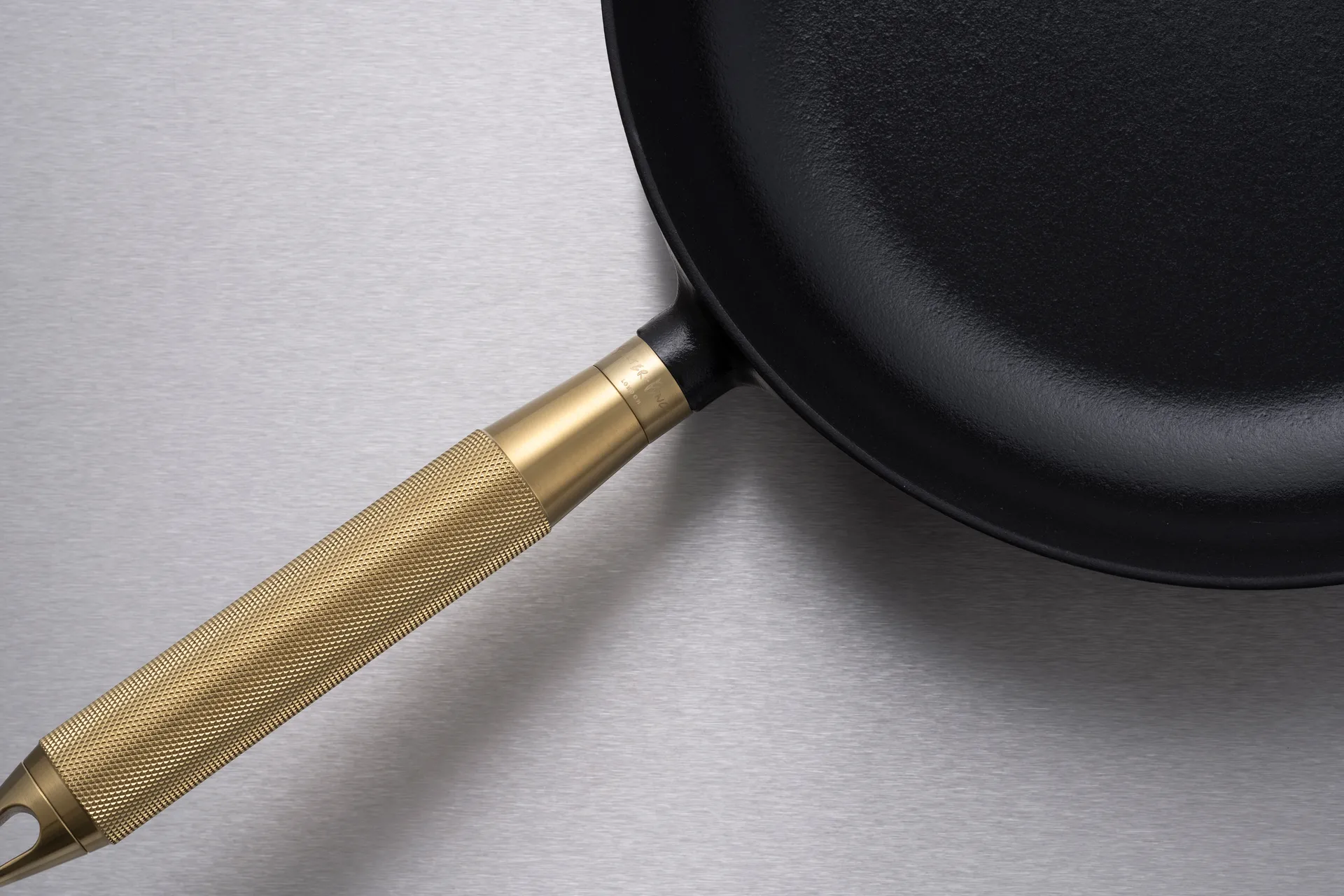 Buster & Punch stekpanna gjutjärn svart Ø28 cm, Mässinghandtag STAUB