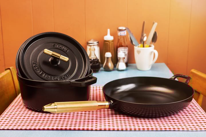 Buster & Punch stekpanna gjutjärn svart Ø28 cm, Mässinghandtag STAUB
