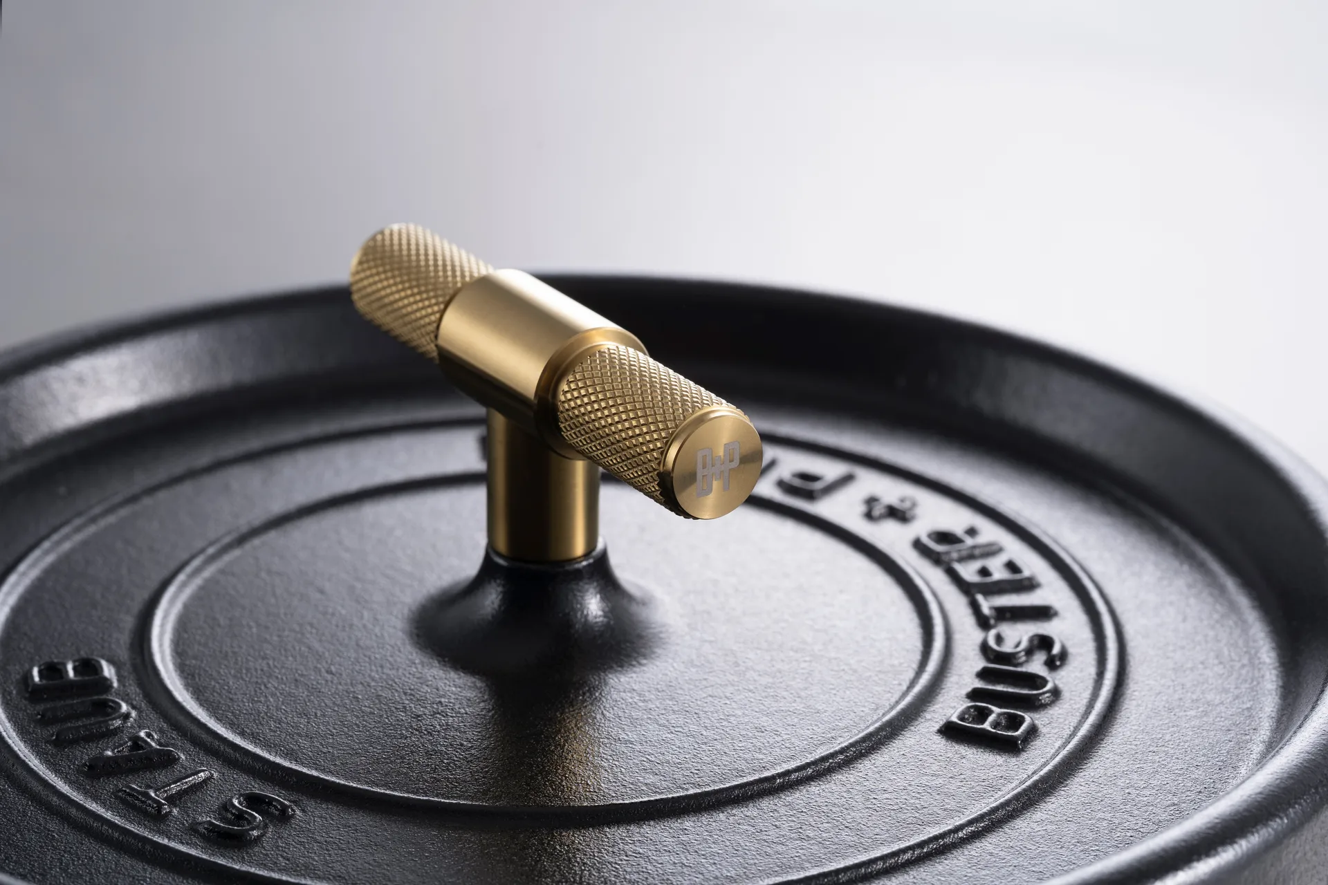 Buster & Punch T-formad knopp 8 cm, Mässing STAUB