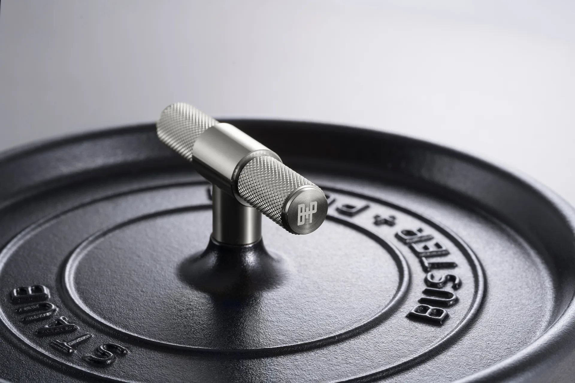 Buster & Punch T-formad knopp 8 cm, Rostfritt stål STAUB