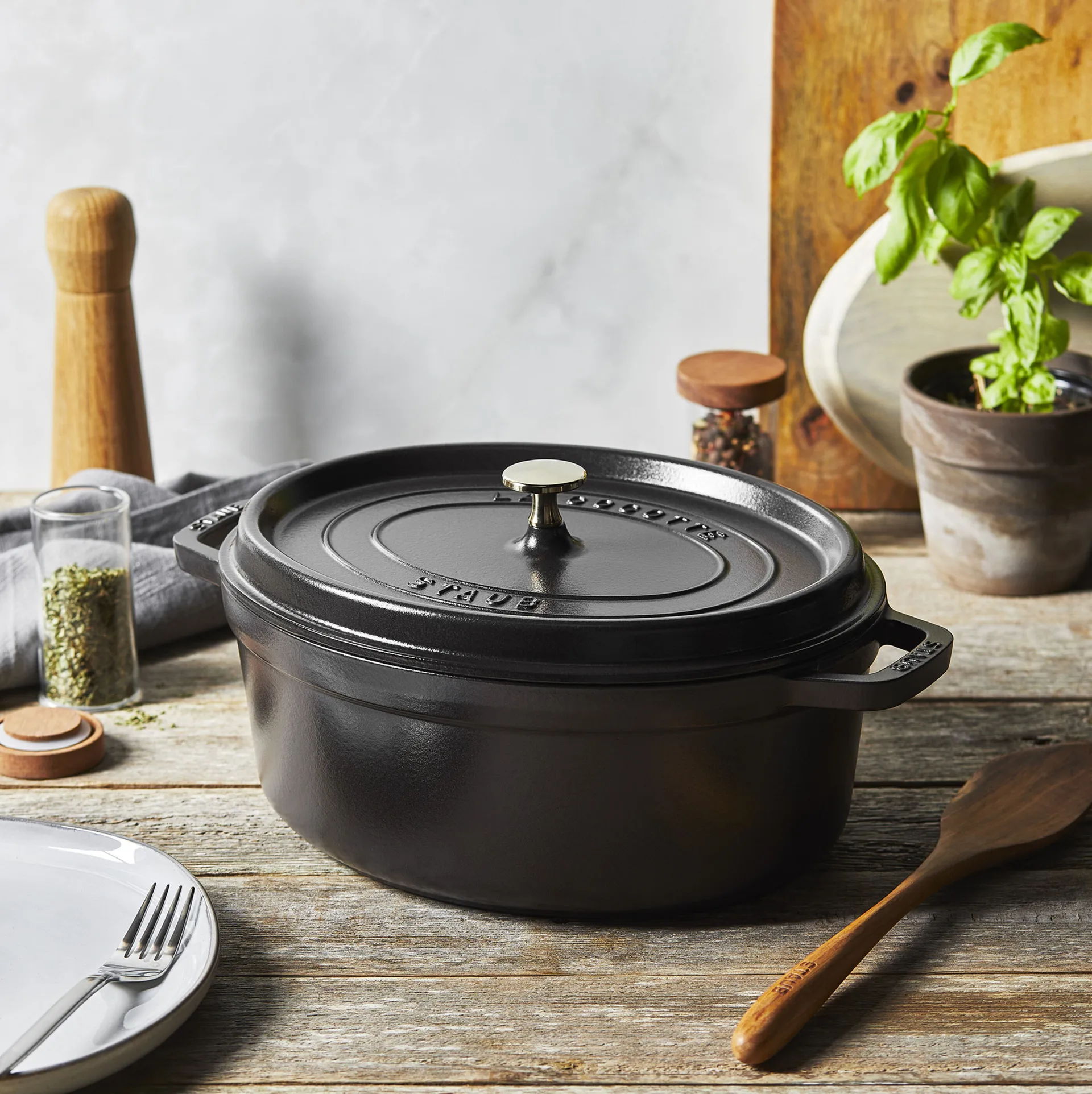 Staub La Cocotte oval gryta gjutjärn 2,35 L, Svart STAUB
