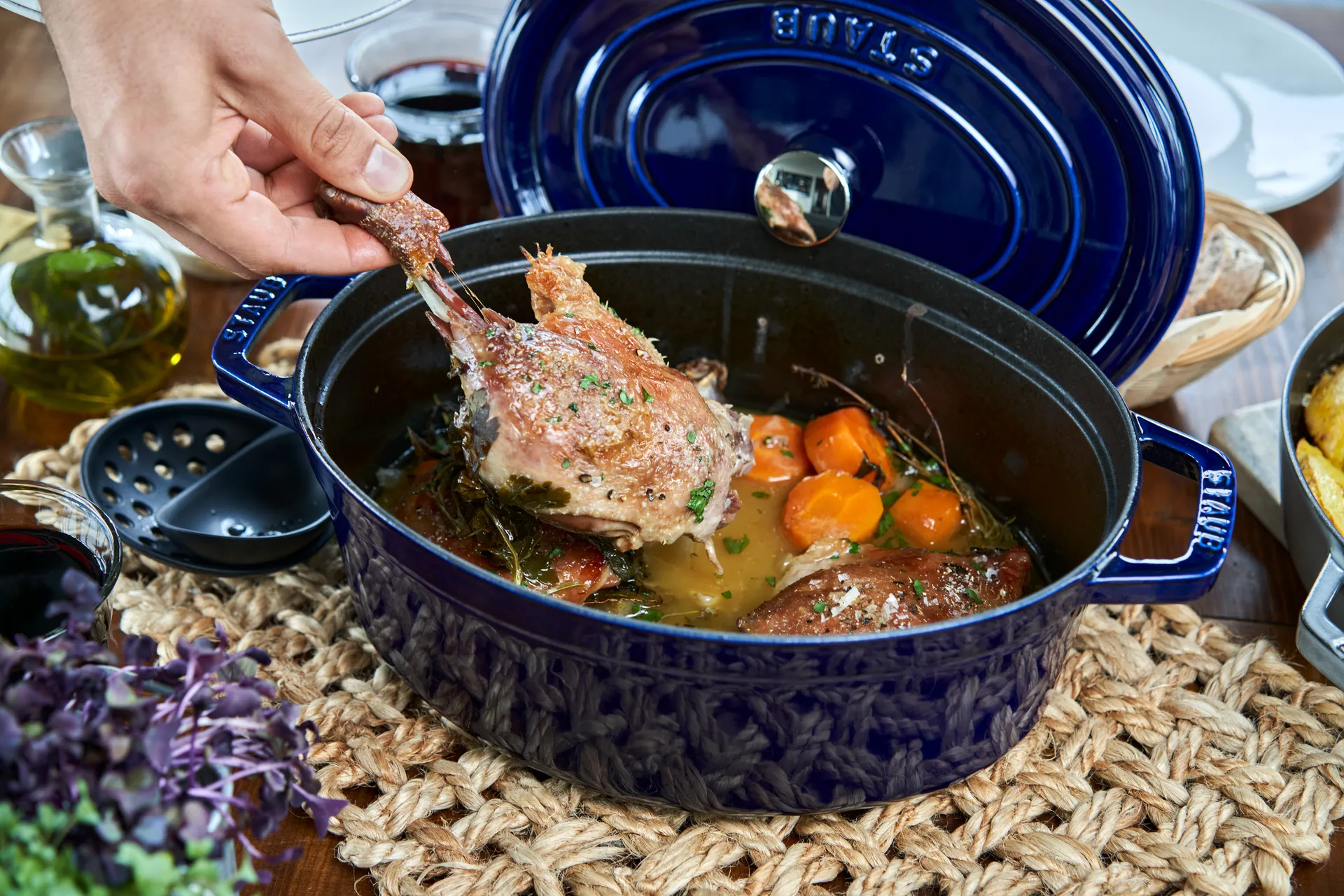 Staub La Cocotte oval gryta gjutjärn 5,5 L, Mörkblå STAUB