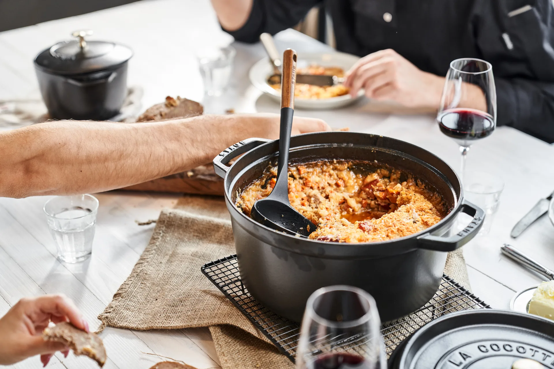 Staub La Cocotte rund gryta gjutjärn 8,4 L, Svart STAUB