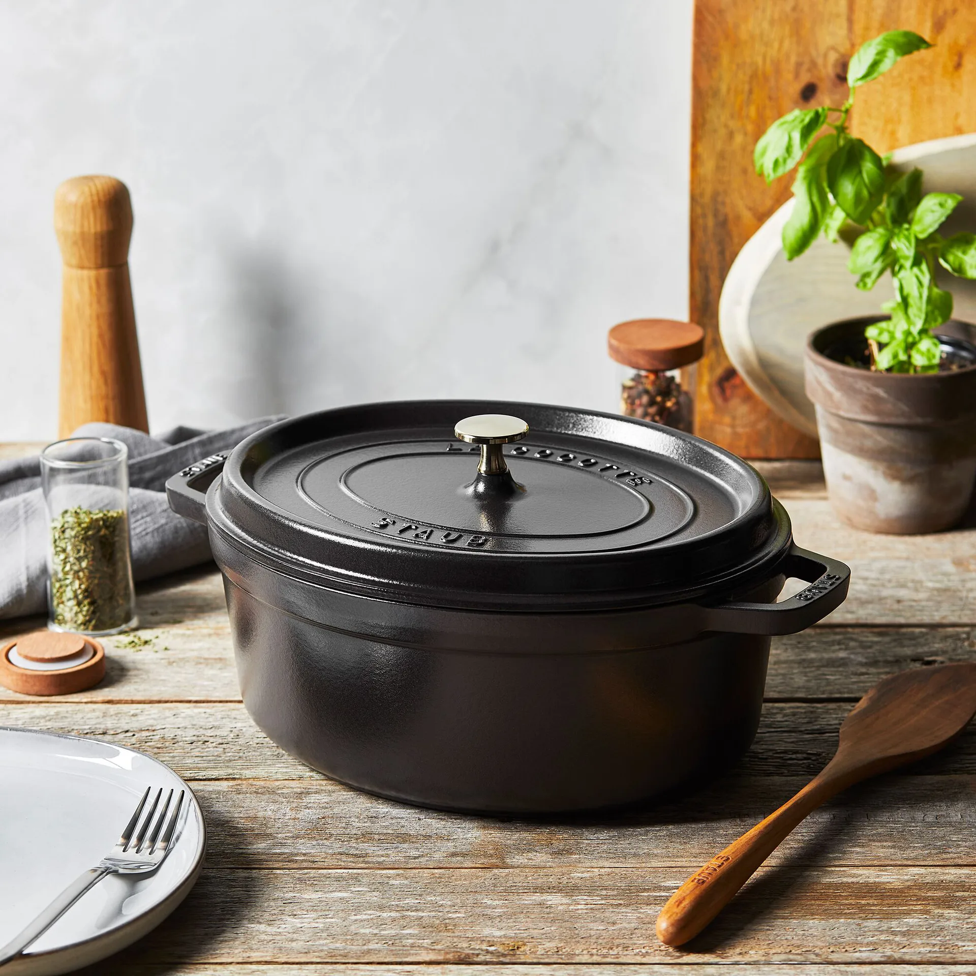 Staub oval gryta i gjutjärn 4,2 l, svart STAUB
