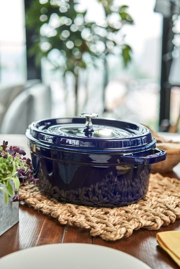 Staub oval gryta i gjutjärn, tre lager emalj 4,2 l - mörkblå - STAUB
