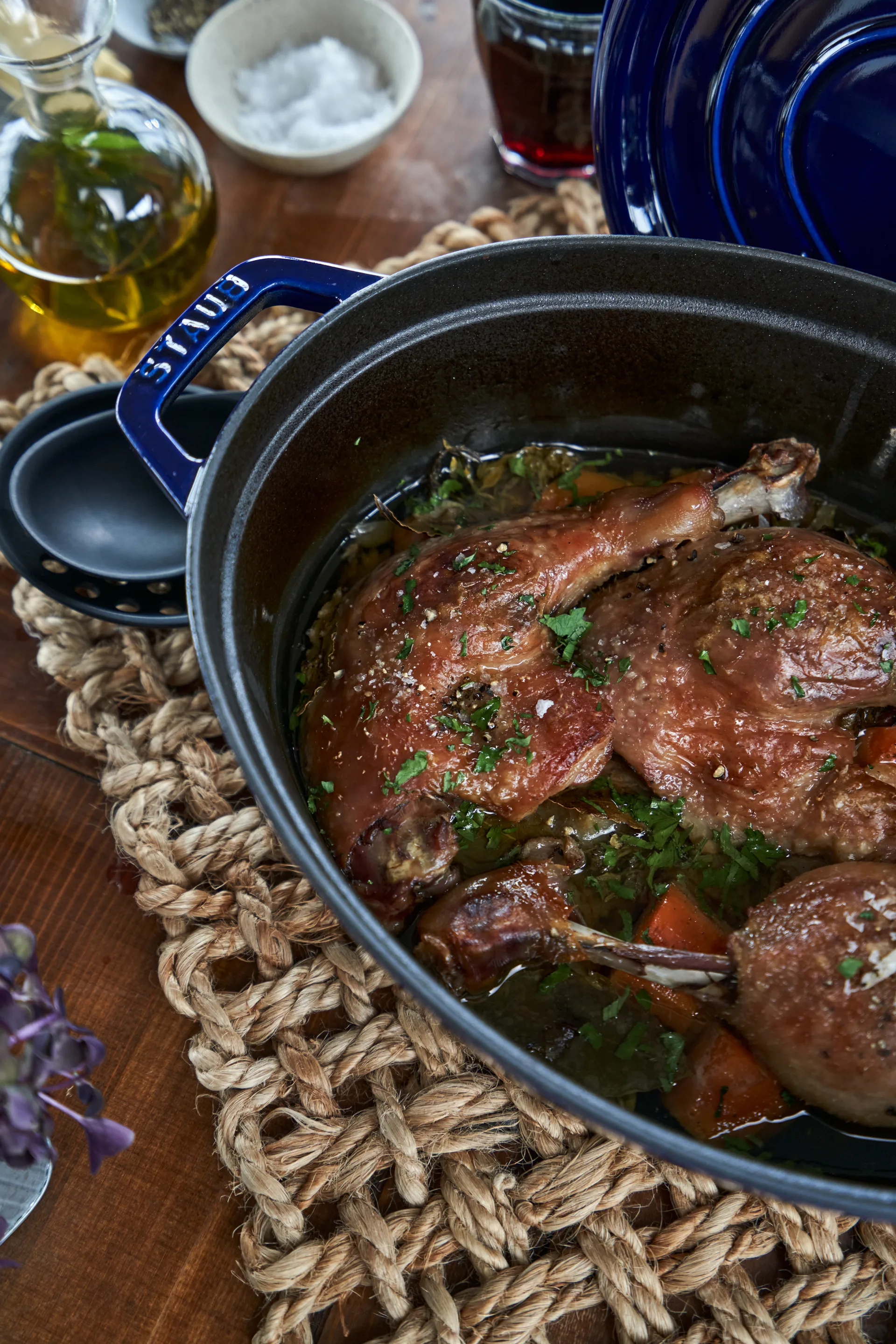 Staub oval gryta i gjutjärn, tre lager emalj 4,2 l, mörkblå STAUB