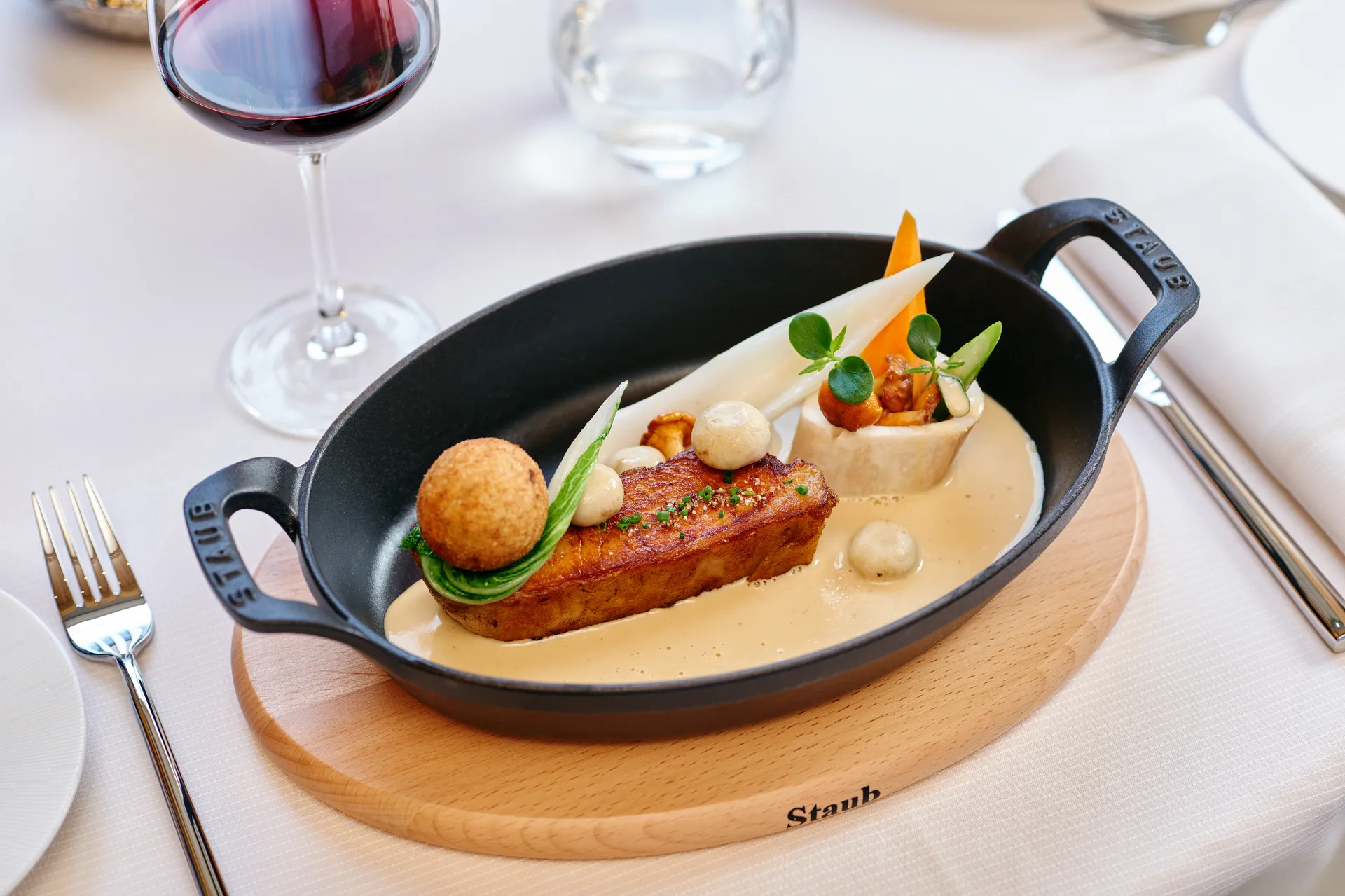 Staub oval ugnsform gjutjärn 24 cm, Körsbär STAUB