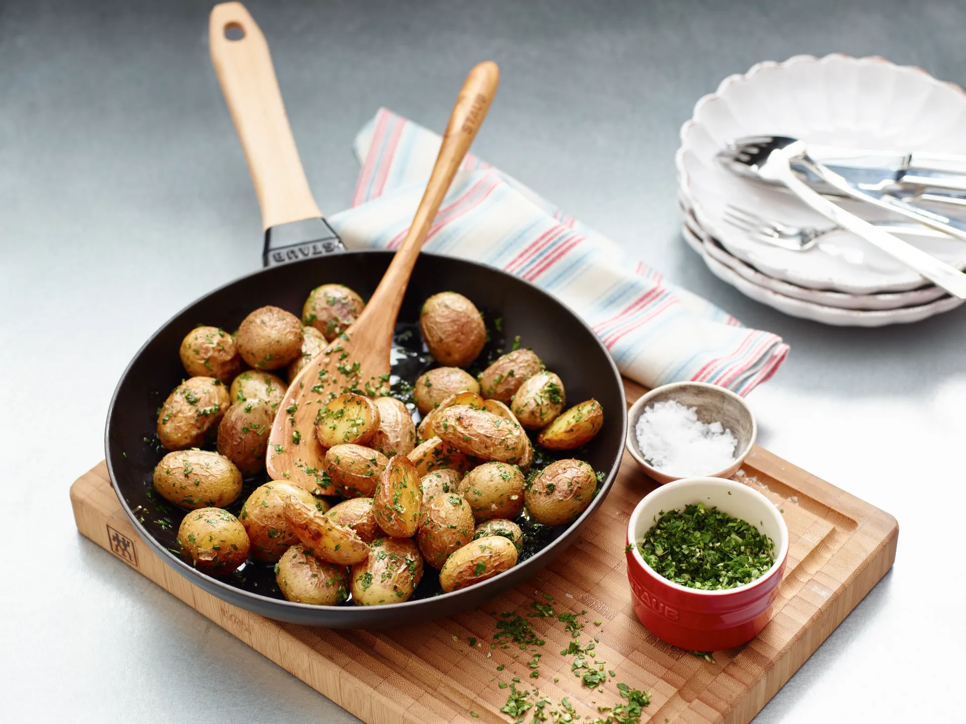 Staub stekpanna gjutjärn svart ljust trähandtag, Ø26 cm STAUB