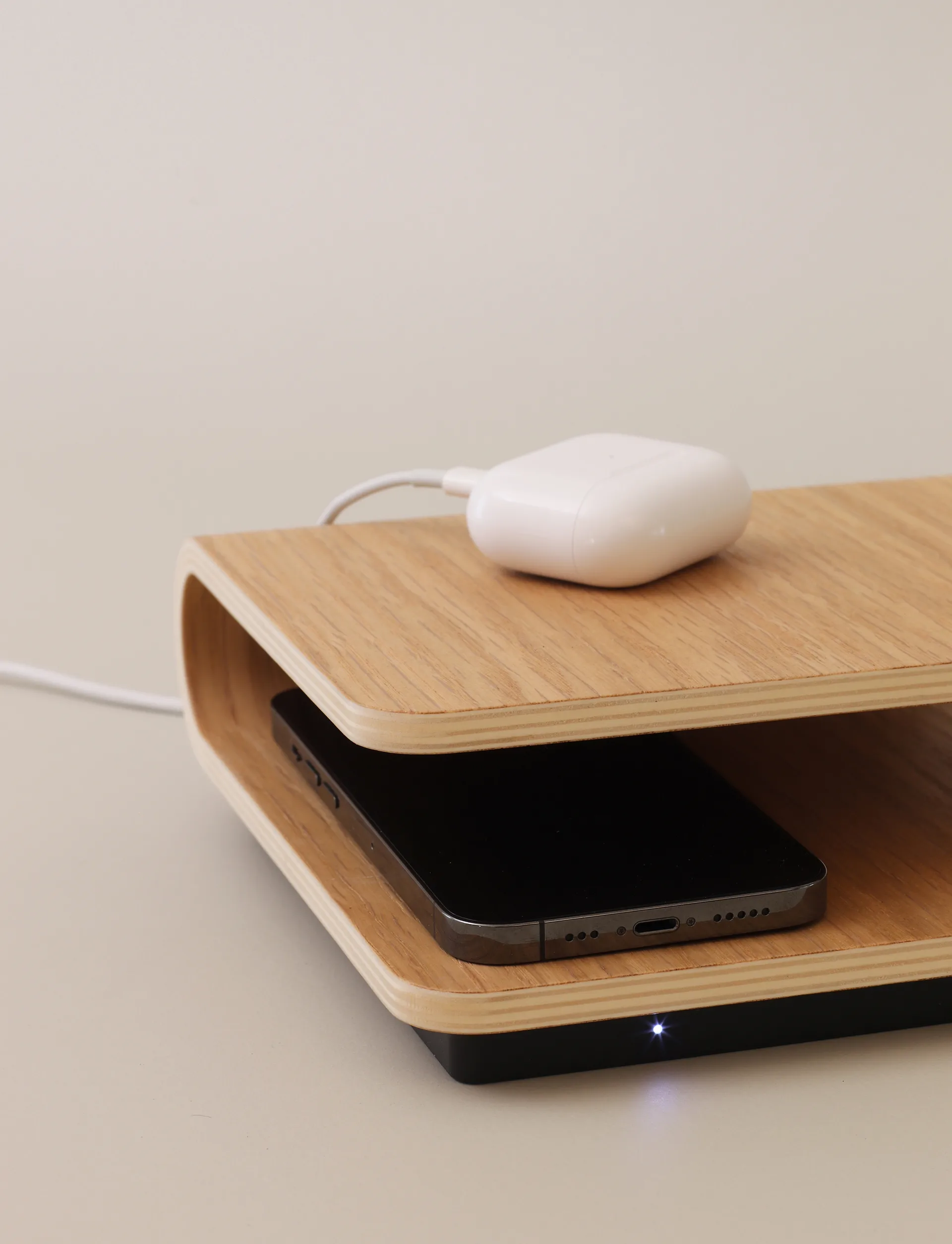 Ro trådlös laddare, Oak Stelton