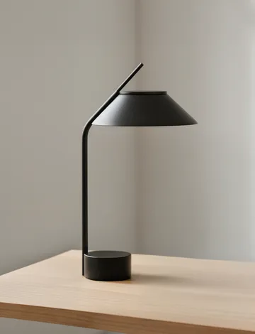 Vinkel LED bordslampa portabel - Black - Stelton