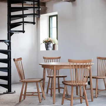 Carl matbord ek - ek ljus mattlack, 1 ilägg - Stolab