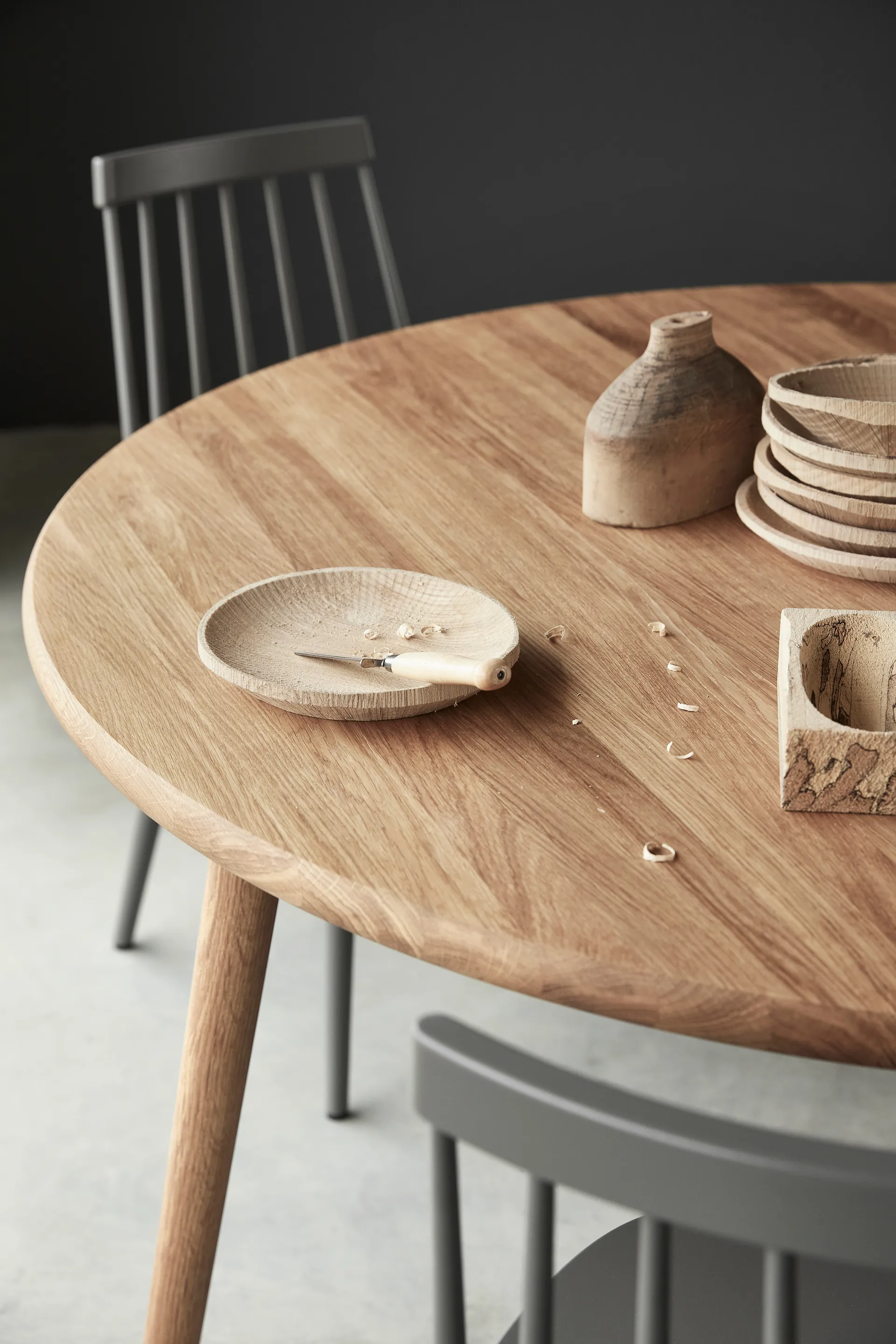 Miss Tailor bord Ø130 cm, ek naturell olja, fast skiva  Stolab